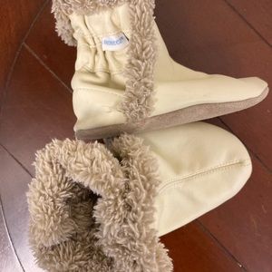New 18-24 month baby booties by Robeez. Faux fur lined and leather exterior